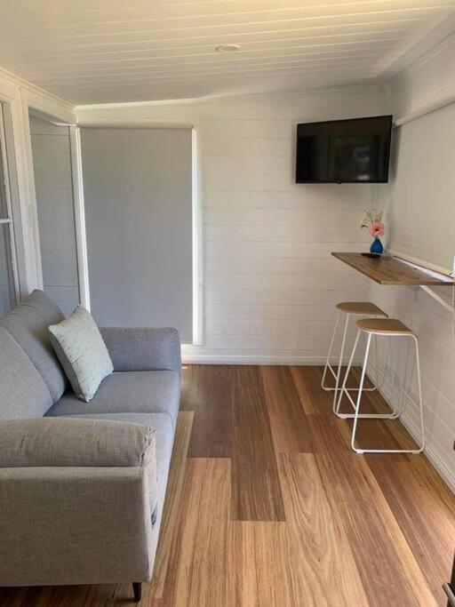 The Wandering Duck - Heritage Tiny House ストラーン エクステリア 写真